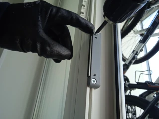 магнитная защелка на балконную дверь